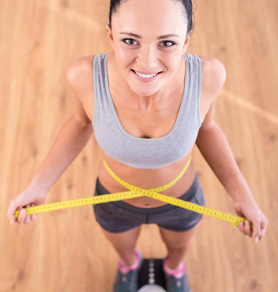 Frau mit maßband um denn Bauch